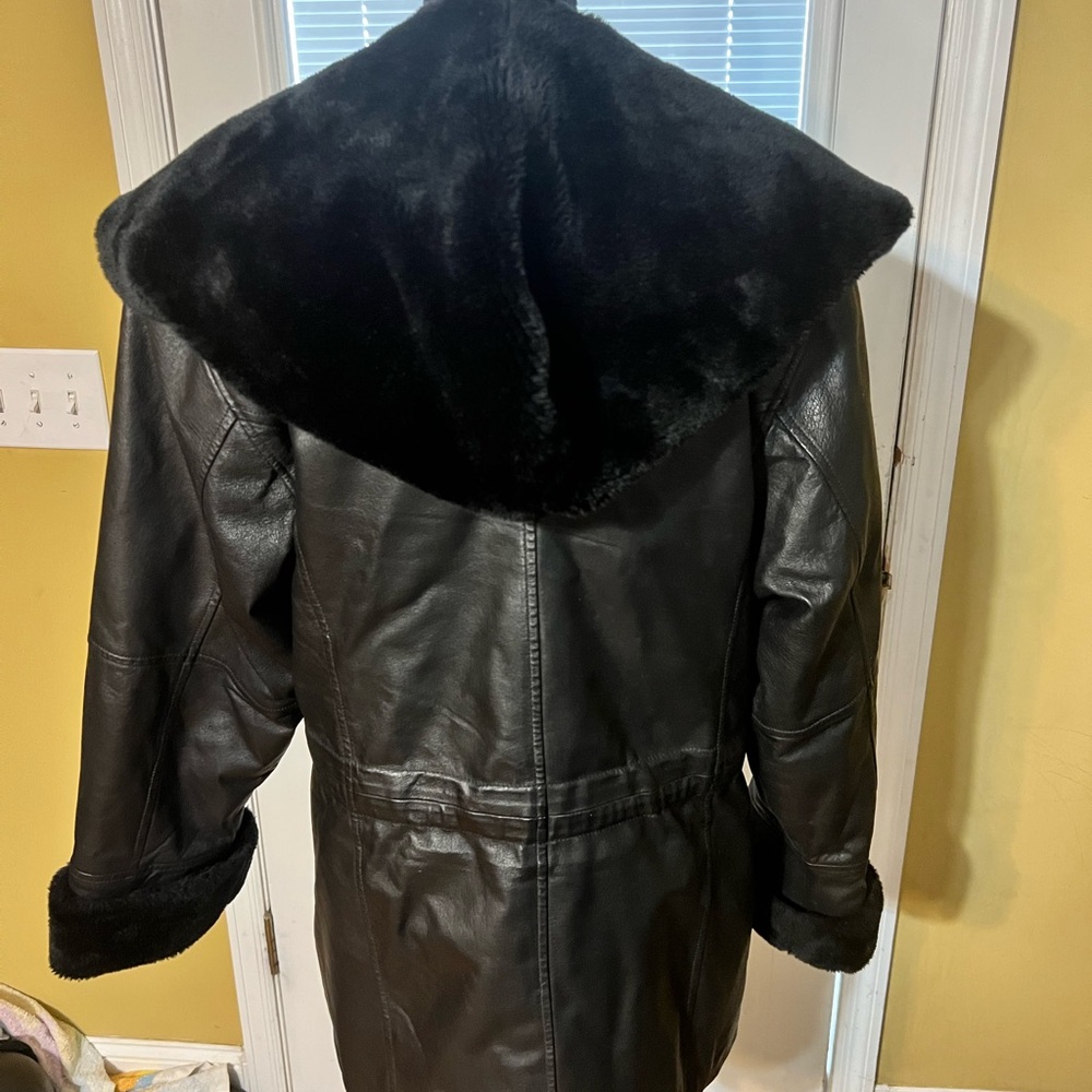 Elegant Black Leather Faux Fur Trimmed Women's Coat - Picture 3 of 10